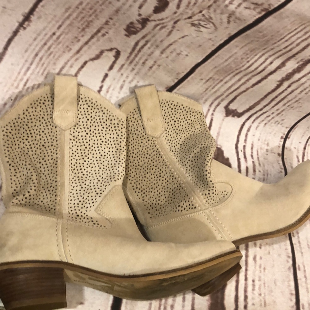 Cream Western Boot Size 9